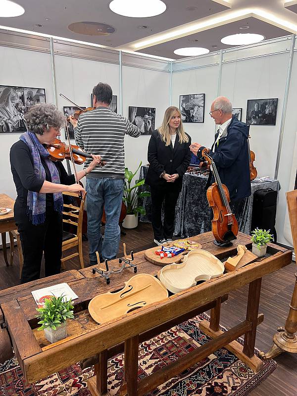 Messestand mit Besuchern – akustika Nürnberg 2025