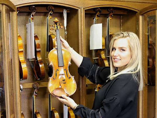 Geigenbaumeisterin Hannah Lobe